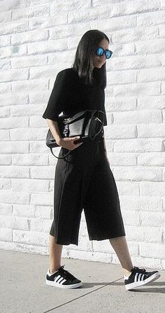 A Short-Sleeved Shirt, Cropped Pants, and Sneakers Black Culottes Outfit, Culottes Outfit, Black Culottes, Black Outfits, Street Style Inspiration, 가을 패션, Cropped Trousers, Fit Check, Womens Casual Outfits