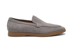 KS715-01S Este hermoso mocasín sin cordones en ante flexible presenta un forro suave, suela liviana y cojín adicional en la plantilla. Foot Bed, Shoe Size Conversion, Suede Loafers, Loafers, Slip On, Bed, Grey