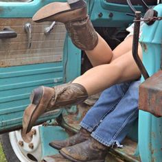 Country Couple Pictures, Chestnut Springs, Cute Country Couples, Cowboy Romance, Country Couples, Looks Country, Western Life, Cowgirl Aesthetic, Western Aesthetic