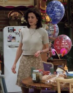 Iconic Monica Geller Outfits, Friends The Show, Floral Skirt Outfit, Floral Skirt Outfits, Tv Show Friends