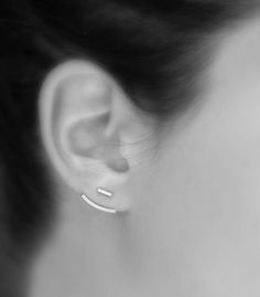 { P r o d u c t }A pair of delicate and adjustable ear jackets that come with either short silver bars or pearl studs.{ M a t e r i a l s }- sterling silver- freshwater pearls option{ D i m e n s i o n s }- 15mm curved bar- 5-6mm barsor-4mm white pearlsor- 5mm white pearls (as shown in second picture)Please note that the model is wearing her own earrings, a new pair will be made especially for you!{S h i p p i n g }- Canada: We offer free shipping on all orders over CAD $40.- USA: All orders are Silver Ear Climbers For Everyday, White Minimalist Ear Climbers, Trendy Silver Ear Climbers For Everyday Wear, Classic Silver Ear Climbers As Gift, Minimalist White Gold Sterling Silver Ear Climbers, Classic Silver Pierced Ear Climbers, Silver Minimalist Pierced Ear Climbers, Minimalist Silver Pierced Ear Climbers, White Sterling Silver Ear Climbers