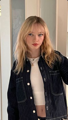 Round Face Haircuts Aesthetic, Layered Piecy Hair, Wispy Bangs Medium Hair Round Face, Aesthetic Bangs Haircut, Rockstar Bangs, Wispy Bangs On Round Face, Wispy Bangs Aesthetic, Bangs Unstyled, Bangs With Round Face