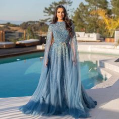 Erleben Sie die ultimative Eleganz und Raffinesse mit unserem Dreamy Vow Luxury Dubai Blue Arabic Abendkleid. Dieses Kleid mit wunderschönen Cape-Ärmeln und hohem Kragen zeigt die perfekte Mischung aus modernem und traditionellem Stil. Perfekt für jeden besonderen Anlass – seien Sie in diesem atemberaubenden Kleid der Star der Nacht. Arabic Evening Dress, Evening Dress With Cape, Dress With Cape Sleeves, Yellow Evening Dresses, Grey Evening Dresses, Champagne Evening Dress, Gold Evening Dresses, Green Evening Dress, Pink Evening Dress