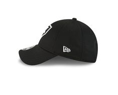 Material: 100% Polyester Mid Crown Structured fit Curved bill Snapback One size fits most Six panels with eyelets Rubberized fabric applique Surface Washable Officially licensed Imported Brand: New Era Black Baseball Cap With Logo Patch For Sports, Black Sports Season Cap, Black Six-panel Baseball Cap For Fan Gear, Black Sports Cap For Sports Season, Black Sports Hats, Casual Black Hats For Sports Season, Casual Black Hat For Sports Season, Casual Black Fitted Hat For Sports, Black Adjustable Hat For Sports Season