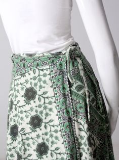 "This is a 1970s vintage wrap skirt. The all cotton skirt features a green, black and cream block floral print. It wraps closed with long ties and belt loops. A rare style with pockets at the waist! CONDITION In good condition with wear consistent with age and use. APPPROXIMATE FIT: S/M MEASUREMENTS Fits Waist Best: 26\" - 30\" .. 33 cm - 76.2 cm Waistband open: 35.5\" ... 90.2 cm Ties each: 27\" ... 68.6 cm Length: 29\" ... 73.7 cm HOW WE MEASURE * Skirt measured lying flat * Waistband open mea Boho Wrap Skirt, Green Block Print, Vintage Wrap Skirt, Hippie Boots, Boho Green, Vintage Clothing Online, Black And Cream, Print Skirt, Cotton Skirt