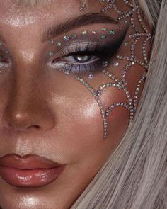 Halloween Glitter Makeup Ideas, Red Jewels Makeup, Cute Simple Halloween Makeup Ideas, Maquillage Halloween Simple, Spider Makeup, Halloweenský Makeup, Halloween Make-up Looks, Holloween Makeup, Drag Make-up