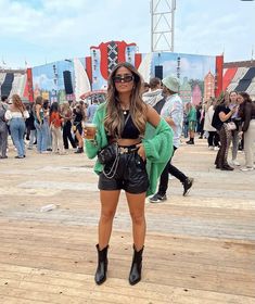 Cowgirls Outfits, Look Lollapalooza, Cold Festival Outfit, Rock Festival Outfit, Casual Festival Outfit, Look Da Festival, Tomorrowland Outfit