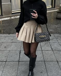 School Skirt Outfits, James And Lily Potter, James And Lily, Dressy Fall Outfits, Estilo Blair Waldorf, Silly Clothes, Pleated Skirt Outfit, Lily Potter, Winter Skirt Outfit