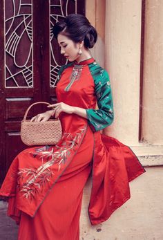 'Bản sao' Nguyễn Thị Huyền đẹp mặn mà sang trọng với áo dài cách tân Vietnam Dress, Vietnamese Traditional Dress, Vietnamese Dress, Cheongsam Dress, Collar Designs, Kimonos, Traditional Dresses, Indian Dresses, Runway Fashion