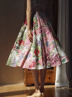 A vintage floral dress reminiscent of the 1950s. The pink and rose colored flower patterns are romantic and sweet. The gorgeous flower pattern is beautiful. It is lined and has no pockets. You'll want to go out wearing a dress with a vintage feel. 
 
 
 Size 
 
 
 XS size 
 
 Length: 110cm 
 Shoulder width: 36cm 
 Bust: 82cm 
 Waist: 62cm 
 
 S size 
 
 Length: 112cm 
 Shoulder width: 37cm 
 Bust: 86cm 
 Waist: 66cm 
 
 M size 
 
 Length: 112cm 
 Shoulder width: 38cm 
 Bust: 90cm 
 Waist: 70cm Feminine Floral Print Dress With Full Skirt, Feminine Full Skirt Floral Print Dress, Feminine Full Skirt Dress With Floral Print, 1950s Style Vintage Pattern Spring Dresses, Retro Rose Print Spring Dresses, Vintage Pink Floral Dress For Summer, Pink Vintage Floral Dress For Summer, 1950s Style Floral Print Spring Dresses, Feminine Pink Dress With Floral Patchwork