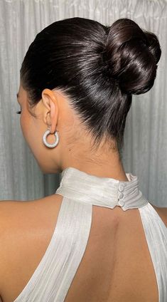 Wedding Updo High Bun, Middle Part High Bun, Mid Bun Hairstyles, Updo Simple, 4c Natural Hairstyles Short, Updo Chignon, Hairstyle Girls, Hairstyle Cute