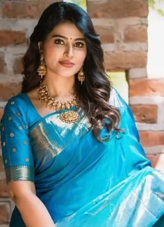 Rekha Sarees, Pearl Haram, Poses In Saree, Rekha Saree, Tisca Chopra, Romance Movie Scenes, Sneha Actress, Simple Maggam Work