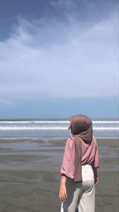 Hijab Beach Outfit, Fit Selfie, Hijab Beach, Simple Hijab, Bright Photos, Pastel Outfit, Hijab Ootd