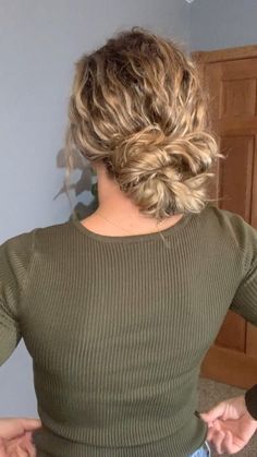 Sleek Top Knot Buns for a Polished Look: High Bun Hairstyles for Every Hair Type
https://www.youtube.com/watch?v=jrrUxdGCn-g Curly Hair Dos, Anting Manik, Curly Styles, Easy Updo, Curly Hair Photos