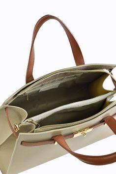 orsa Grace XL in vera pelle Togo con tracolla Made in Italy e accessori color oro chiaro La parte interna è suddivisa in due grandi scomparti principali separati da una tasca centrale a zip, nello scomparto anteriore si trovano due tasche laterali, mentre nello scomparto posteriore si trova una grande tasca con chiusura a zip -Materiale esterno: Vera pelle di vitello martellata con texture (Togo) -Materiale hardware: Acciaio inossidabile color oro -Materiale interno: Microfibra antistrappo -Mate Chic Business Bag With Interior Card Slots, Chic Office Shoulder Bag With Interior Card Slots, Luxury Satchel With Zipper For Daily Use, Chic Business Satchel With Interior Card Slots, Chic Beige Leather Briefcase, Travel Satchel With Removable Pouch In Saffiano Leather, Leather Satchel With Removable Pouch In Beige, Beige Leather Satchel With Removable Pouch, Beige Leather Shoulder Bag With Zipper Closure