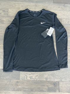 Long Sleeve Sports Top, Outfits Long Sleeve, Softball Training, Athletic Clothes, Nike Long Sleeve, Birthday Board, Training Tops, Athletic Outfits, Sports Top