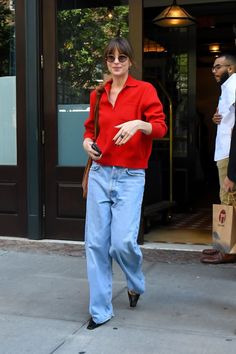 90s Mom Look, Dakota Johnson 2024 Style, Vintage Denim Shirt Outfit, Dakota Johnson Fall Style, All American Style, Dakota Johnson Casual Style, 90s Funky Fashion, Dakota Johnson Street Style 2024, Dakota Johnson Style Casual 2024