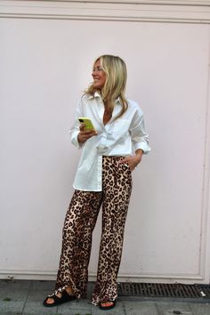 Leopard Pants Outfit Work, Fashion Outfits Basic, Print Pants Outfit, Leopard Dress Outfit, Leopard Pants Outfit, Neutrals Outfit, Basic White Shirt, White Shirt Outfit, Best Fall Outfits