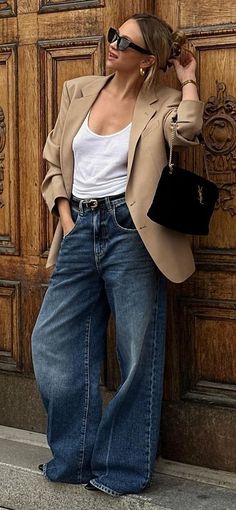 Street Style 2024 Spring Linen Style Fashion, Stylish Spring Outfit, Looks Jeans, Skirt Inspiration, Parisian Chic Style, Jean Large, Mode Casual, Looks Street Style, Wide Jeans