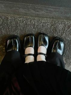 Tabi Shoes Margiela, Tabi Margiela Outfit, Tabi Mary Jane Outfit, Maison Margiela Shoes Outfit, Tabi Outfits Women, Tabis Margiela, Maison Margiela Tabi Outfit, Tabi Aesthetic, Maison Margiela Aesthetic