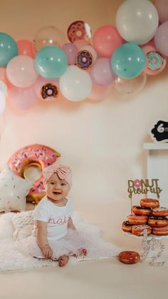 Donut Cake Smash, Easy Balloon Garland, Half Birthday Baby Boy, 2nd Birthday Pictures, Baby Picture Outfits, Half Birthday Baby, Half Birthday Party, 6 Month Baby Picture Ideas