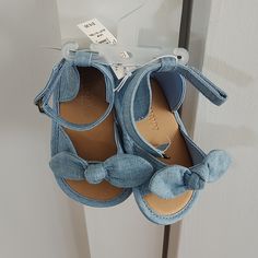 Old Navy Sandals 3-6 Months. Denim Sandals With Bows. Velcro Closure. Blue Sandals With Soft Sole For Playtime, Blue Sandals With Soft Sole For Spring, Spring Blue Sandals With Soft Sole, Adjustable Blue Sandals For Playtime, Felt Baby Shoes, Baby Shoes Diy, Baby Walking Shoes, Toddler Sandals Girl