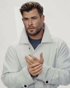 Chris Hemsworth Hair, Mens Haircuts Thick Hair, Manly Fashion, Stubble Beard, Hemsworth Brothers, Chris Hemsworth Thor, Modern Mens Fashion, Oval Face Haircuts, Beard Style