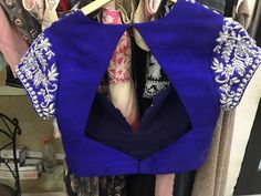 Back Neck Hole Designs For Blouses, Trending Blouse Neck Designs, Triangle Back Neck Blouse Design, Scoop Neck Blouse Designs, Back Neck Shapes For Blouses, Cut Work Blouse Designs, Model Blouses, Cotton Saree Blouse Designs