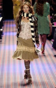 2025 Fashion Trends Forecast Women, History Major Outfits, Doll Inspired Outfits, 2009 Fashion Trends, Model Outfits Runway, Film Festival Outfit, Mai Miturich, Russian Outfits, Girlfriends Outfits