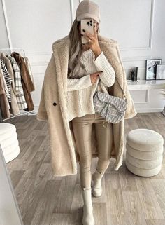 Lo tenemos claro, looks para el frío en colores claros. Y más abrigos en el post del blog!! Beige Winter Boots, Winter Boots Outfit, Lederhosen Outfit, Trendy Winter Jackets, Comfortable Winter Outfits, Winter Boots Outfits, Look Zara, Beige Outfit, Total Look