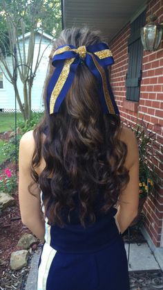 Cheer Hairstyles With Bows Half Up, Hairstyles For Cheerleading, Volleyball Hair Bows, Cheer Makeup, American Foods