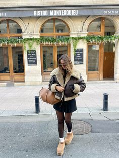 Mountain Town Outfit Fall, Casual Dinner Outfit Summer, Ugg Platform, Dinner Outfit Casual, Outfit Botas, Cold Fashion, Latina Outfits, Looks Pinterest, Latina Fashion Outfits