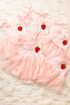 Beautiful one romper for your little strawberry babe. This listing is for a peach pink romper, one lettering in off white and a strawberry appliqué next to it.  Birthday photoshoots, special events, etc. If you'd like a different color or saying, don't hesitate to contact us Berry First Birthday Outfit, Strawberry Outfit, Birthday Romper, Unique Party Ideas, Baby Birthday Themes, Berry First Birthday, Twin First Birthday, 1st Birthday Party Decorations, Strawberry Baby