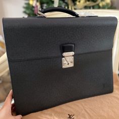 Nice Black Color, No Noticeable Scratches On Outside. Louis Vuitton Mens Briefcase, D 2, Black Color, 3 D, Like New, Louis Vuitton, Leather, Black, Color