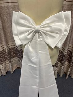 Complete your bridal look with our luxurious Removable Satin Wedding Dress Bow featuring a sophisticated knot and an elegant train. Elevate your bridal attire to the next level with this exquisite accessory. material: satin type: dress bow color: as shown style: formal event center knot tail train bow width: 23 cm/9 inch bow length: 44 cm/17 inch Black Zip Up Hoodies, Wedding Dress Bow, Yes Dear, Chic Belt, Tail Dress, Bow Wedding Dress, Bridal Attire, Dress Bow, For Wedding Dress