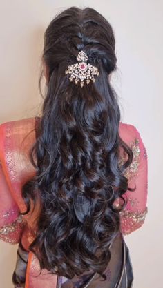 Simple Hairstyle For Marriage, Short Hairstyles For Pattu Saree, Hair Styles For Saree Function, Tredisnal Hairstyle, Braided Hairstyles For Engagement, Hairstyles For Free Hair, French Braid For Wedding Indian, Gruhapravesham Sarees