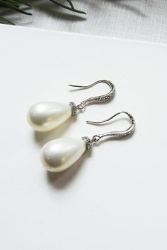 These drop pearl earrings are made with shell pearl teardrop and are perfect for wedding and special occasions. Pearl Teardrop Earrings, Accessories Stand, Drop Pearl Earrings, Earring Pearl, Pearl Drop Earrings Gold, Backdrops Necklace, Bridesmaids Gift Sets, Rose Gold Pearl, Drop Earrings Gold