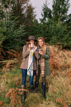 Scotland Womens Fashion, Scotland Photoshoot Outfit, Scotland Style Women, Scottish Attire Women, Womens Scottish Outfits, Scottish Inspired Fashion, English Womens Fashion, English Country Aesthetic Fashion, Scottish Fall Fashion