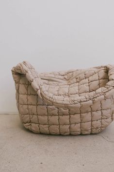 Quilted bag in beige Puffer Bag, Quilted Tote Bags, Quilted Totes, Zip Up Sweater, Sling Bag, Shopping Cart, Sale Items, Zipper Pocket, Puffer