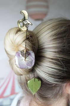 Épingle à cheveux d'hortensia pourpre, baguettes de cheveux de fleur séchée, feuille verte, véritable bâton de cheveux de fleur d'hortensia, pince à cheveux Dangle, vrais bijoux de fleurs Le pendentif du bâton à cheveux est fabriqué avec une véritable fleur d'hortensia violet et une feuille verte recouverte de résine époxy. Parfait pour votre port quotidien ou pour des cadeaux uniques spéciaux ! La longueur du bâton de cheveux est d'un peu plus de 6 pouces (15,5 cm). Vous pouvez également l'util Hair Chopsticks, Chopstick Hair, Purple Hydrangea, Terrarium Jewelry, Hydrangea Purple, Real Flower Jewelry, Red Pendants, Botanical Jewelry, Hair Stick