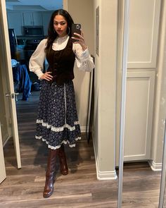 Vintage Prairie Aesthetic, Knotts Berry Farm Outfit Winter, Maximalist Skirt Outfit, Prairie Outfit Aesthetic, 70s Prairie Fashion, 70s Prairie Style, Little Women Outfit Ideas, 40s Inspired Outfits, Host Outfit Restaurant