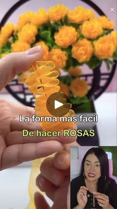 a woman is holding flowers in her hand and the words la forma mas facii de hacer roas