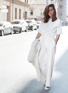 STYLE INSPIRATION // White streetstyle. #WITCHERYSTYLE Minimal Stil, Throbbing Headache, Minimalist Moda, T Shirt Branca, Fashion Gone Rouge, Woman In White, Style Casual Chic, 2024 Color, All White Outfit