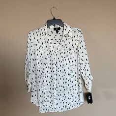 Nwt. White Top With Green Pattern. 3/4th Sleeves. White 3/4 Sleeve Blouse For Work, White Fitted Shirt With 3/4 Sleeves, Fitted White Shirt With 3/4 Sleeves, White 3/4 Sleeve Blouse For Fall, White Casual Blouse With 3/4 Sleeves, Casual White Blouse With 3/4 Sleeves, Casual White Shirt With 3/4 Sleeves, Chic White Shirt With 3/4 Sleeves, Cute White Tops