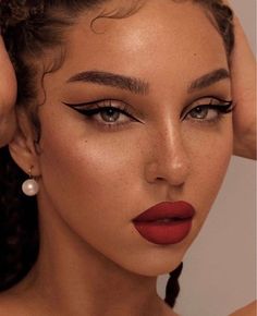 Feme Fatale Nails, Dark Hoco Makeup, Mafia Boss Makeup, Casino Makeup Ideas, Scorpio Makeup Aesthetic, Scorpio Venus Makeup, Aries Venus Makeup, Female Fatale Aesthetic Outfits, Virgo Rising Makeup