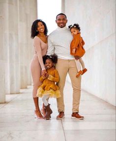 Fall Black Family Photos, Black Family Portrait Ideas Outdoor, Holiday Family Photos Black Family, Black Family Portraits, Large Black Family Photoshoot