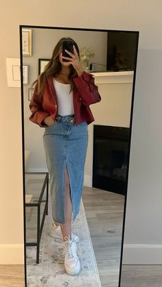 Jean Jacket With Skirt, Red Denim Jacket Outfit, Denim Skirt With Sneakers, Leather Jacket Outfit Spring, Outfit Air Force, Leather Jacket Outfit Ideas, Denim Skirt Outfit Ideas, Skirt With Sneakers, Af1 Outfit