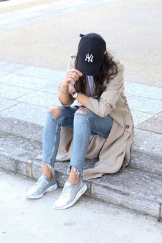 Girls Sneakers Outfit, Sports Day Outfit, Socks Sport, Dress And Sneakers Outfit, Sneakers Drawing, Nike Sneakers Outfit, Trench Beige, Outfit Nike, Yankees Hat