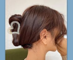 Heart Shaped Hair, Hair Clip Ponytail, Hair Clamp, Clip Ponytail, Roll Hairstyle, Love Simple, Hair Clamps, Design Hair, Clip Hairstyles