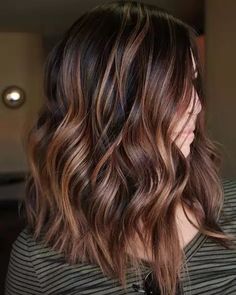 Balayage Brunette Medium, Root Beer Hair, Highlights Brown Hair Short, Beer For Hair, Copper Balayage, Kadeřnické Trendy, Black Hair With Highlights, Caramel Highlights, Brown Balayage